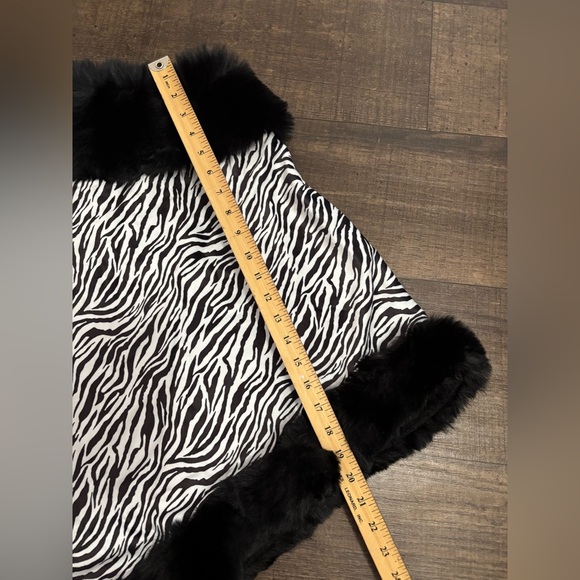 Elegant Zebra Print Poncho with Luxurious Faux Fur Trim -Versatile One Size NWT - Picture 13 of 13